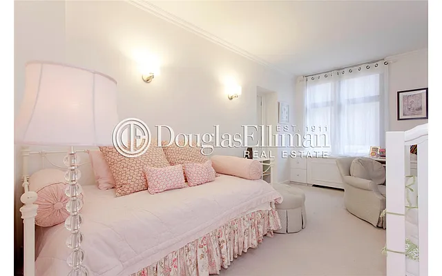 Rented by Douglas Elliman | media 19