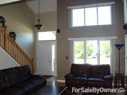 Family Room
						:
						Vaulted ceiling