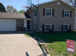1308 Hiawatha Ln, Camanche, IA