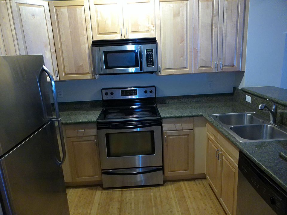 Spacious Kitchen with granite counter tops, stainless steel applainces, dishwasher, garbage disposal, microwave.