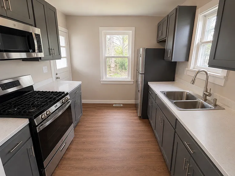 42 Webber Ave — Photo 2