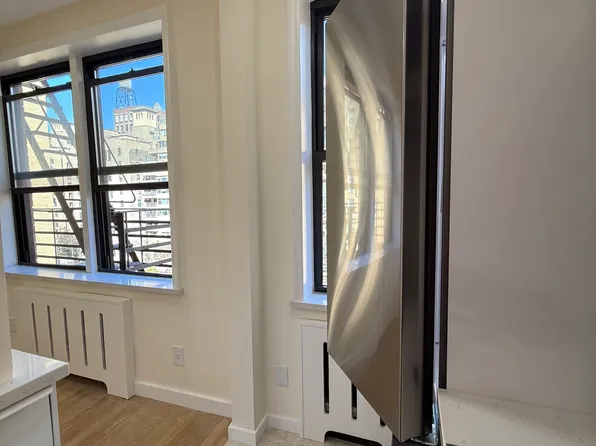 60 East 9th Street image 3 of 27