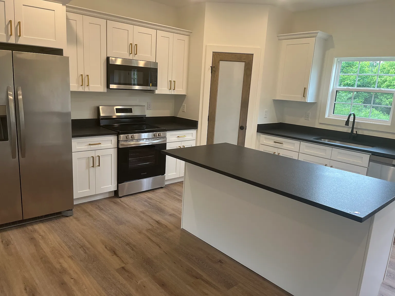 3 bed, 1452 sqft, $2,395 — Photo 2