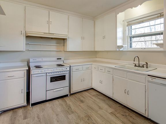 4th image of 1030 Grassland Ln