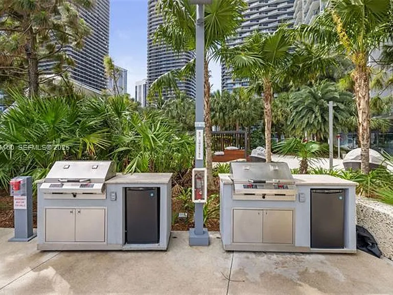 88 SW 7th St #1201 — Photo 34