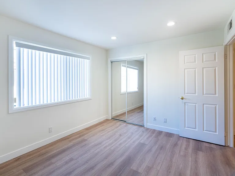 1760 N Alexandria Ave — Photo 27