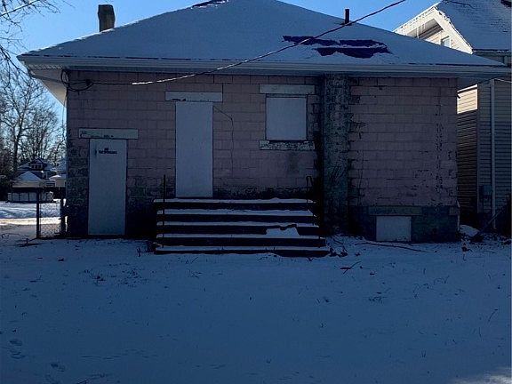 2nd image of 320 Oakwood Pl