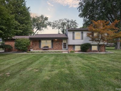 6233 Golfview Dr, Burton, MI, 48509