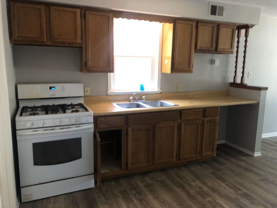 2nd image of 224 7th St APT 3