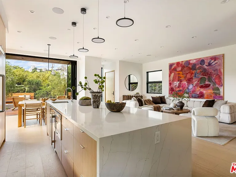 822 Superba Ave — Photo 13