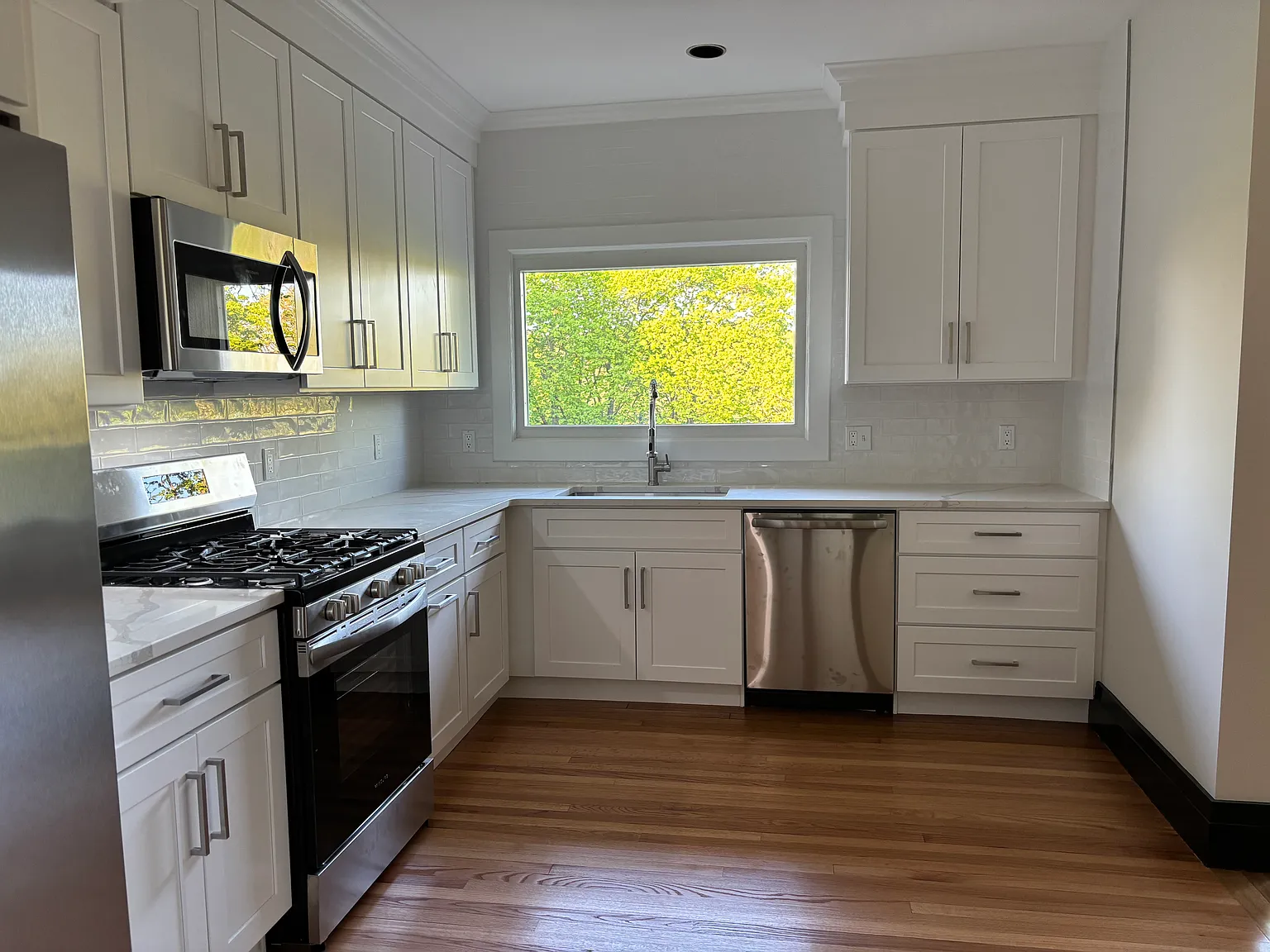 5 bed, 1948 sqft, $5,950 — Photo 3