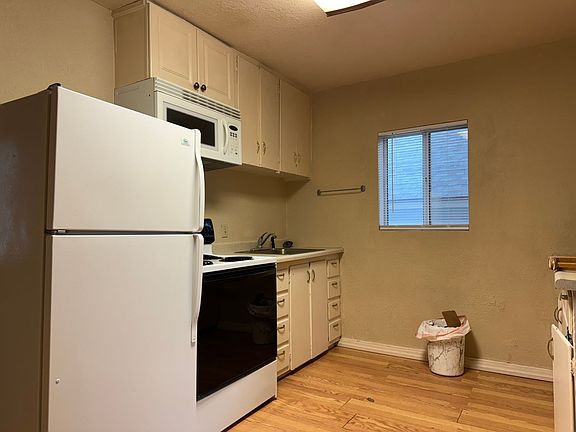 3rd image of 320 Alexander Ave