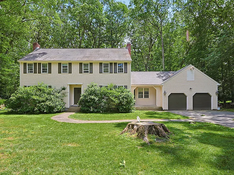 12 Carriage Dr — Photo 1