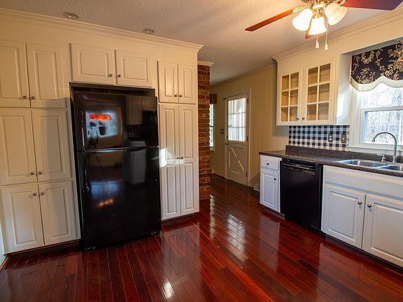 3rd image of 112 Pasture Dr