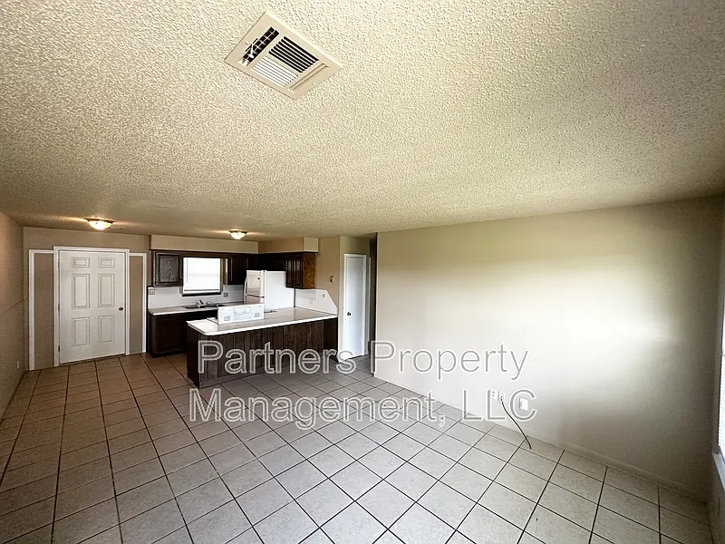 2 bed, 1.0 bath, 800 sqft, $895 — Photo 3