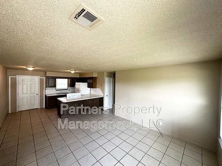 111 Pine Ave #10 — Photo 3
