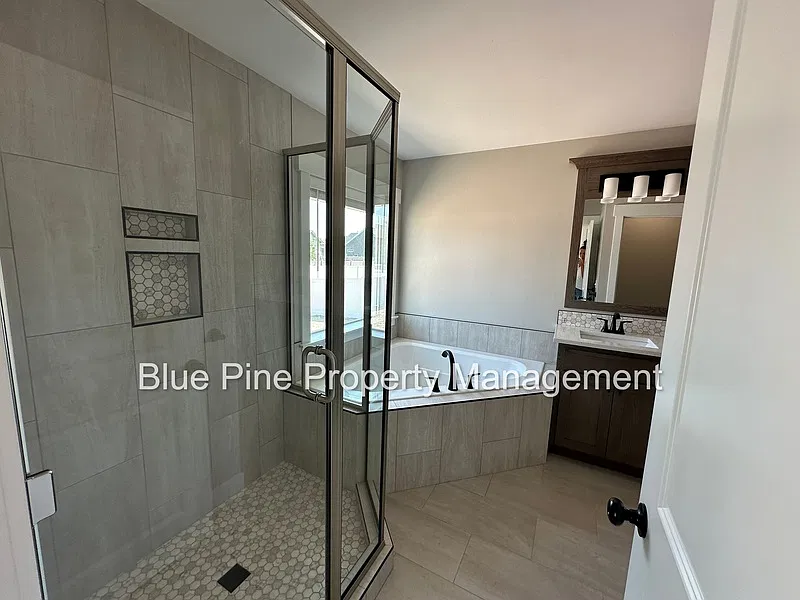 6 bed, 3.0 bath, 3665 sqft, $3,050 — Photo 3
