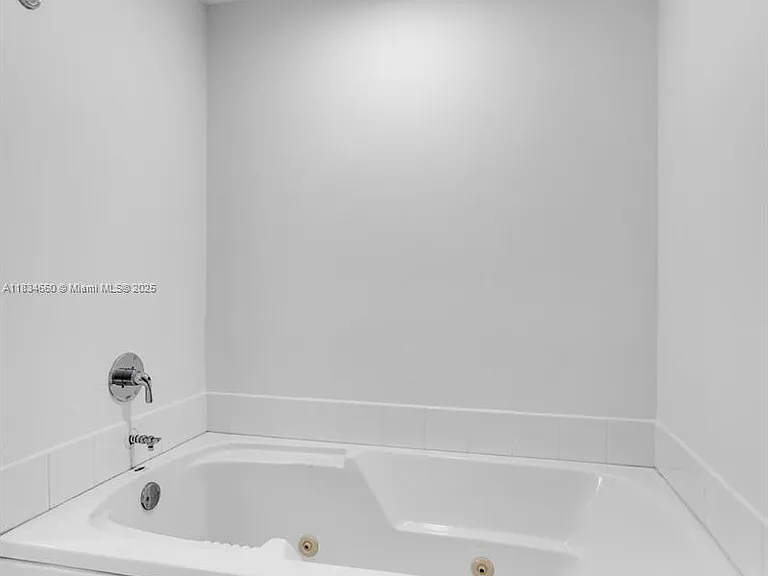 18100 N Bay Rd #709 — Photo 16