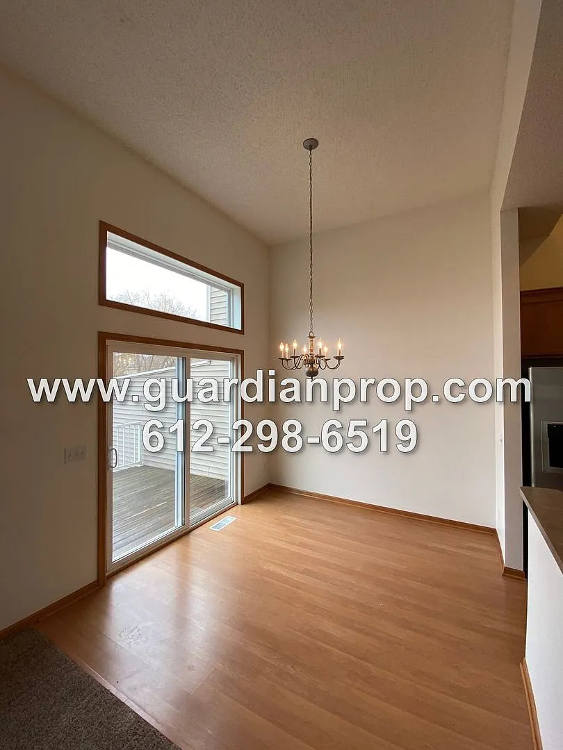 Townhouse Available October 1, High Ceilings, Open Floor Plan, Lower Family Room w/Fireplace, Bal... — Photo 4