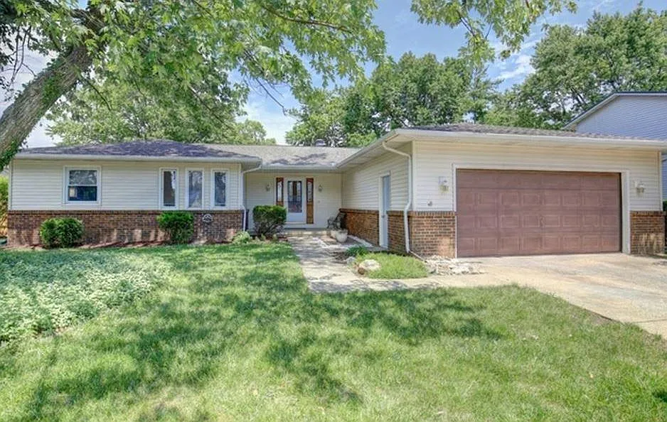 2512 Southmoor Dr photo 1