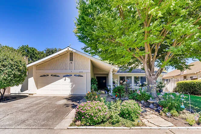 10005 Meadowdale Way photo 1
