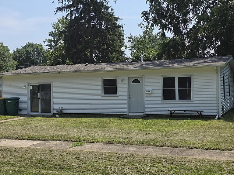 1228 Garden Ln — Photo 1