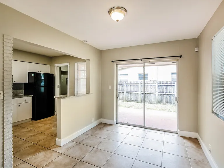 1810 De Soto Dr — Photo 7