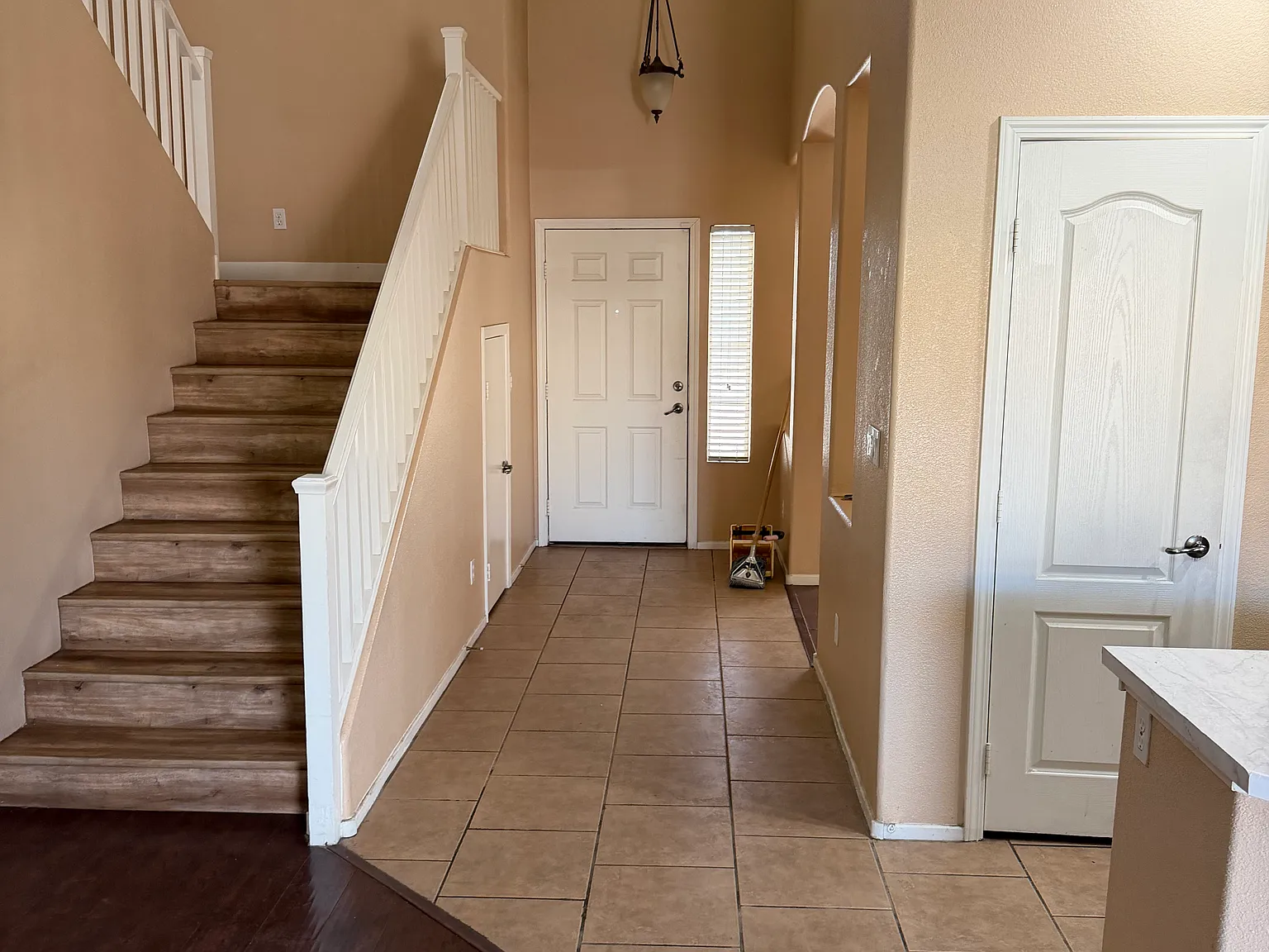 4 bed, 2.5 bath, 2207 sqft, $2,380 — Photo 4