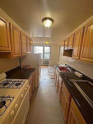 4th image of 35-31 Leverich St #20