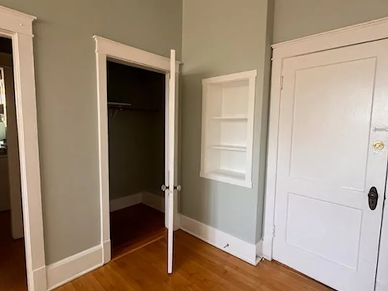 303 N Ashland Ave — Photo 2