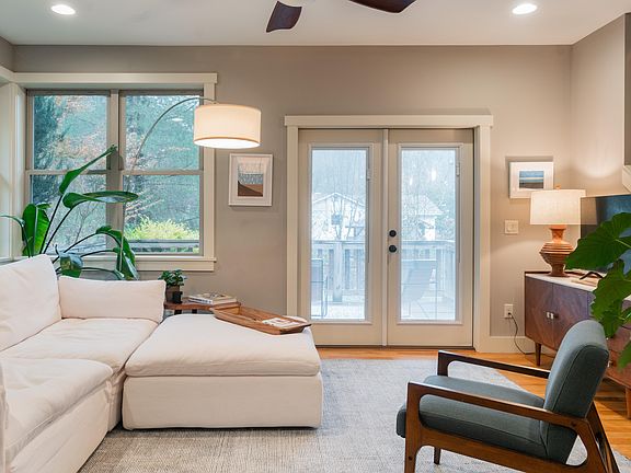5th image of 18 Sunnyside Ln