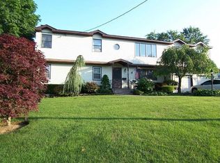 74 Berry St, Lindenhurst, NY 11757