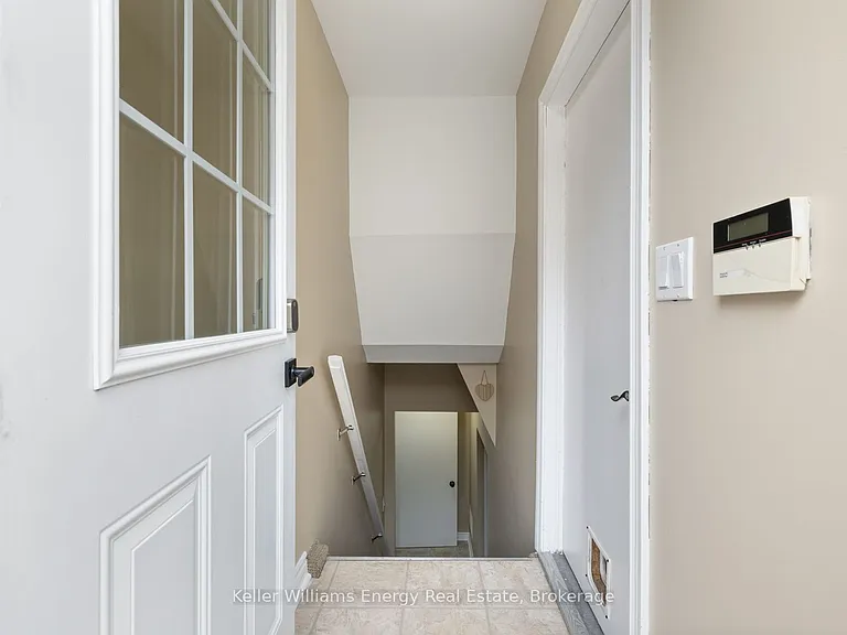 566 Dean Ave #LOWER — Photo 4