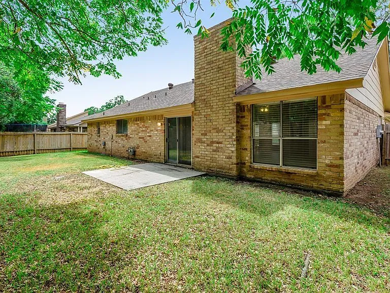 2715 Colony Dr — Photo 18
