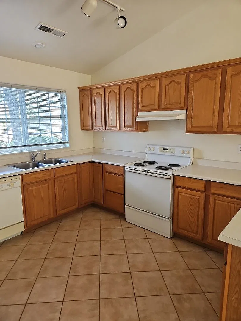 3 Bed, 2 Bath Townhouse in East Medford! — Photo 4