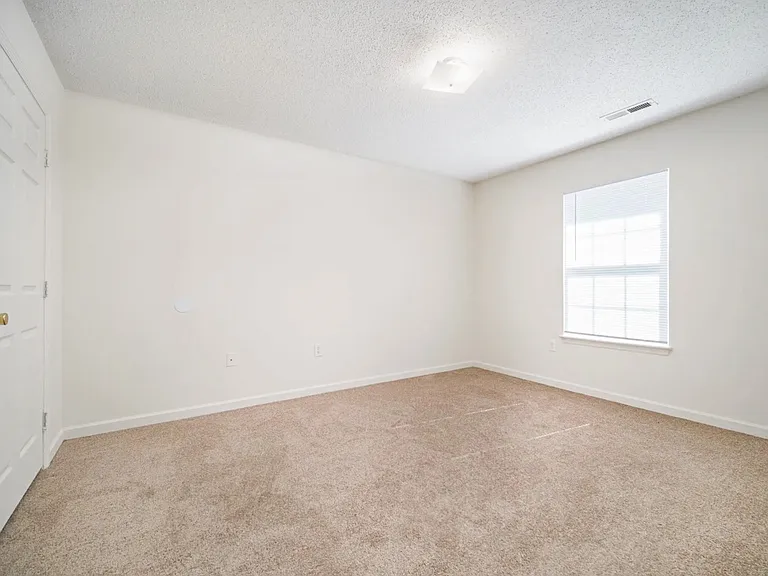Amesbury Apartments — Photo 28