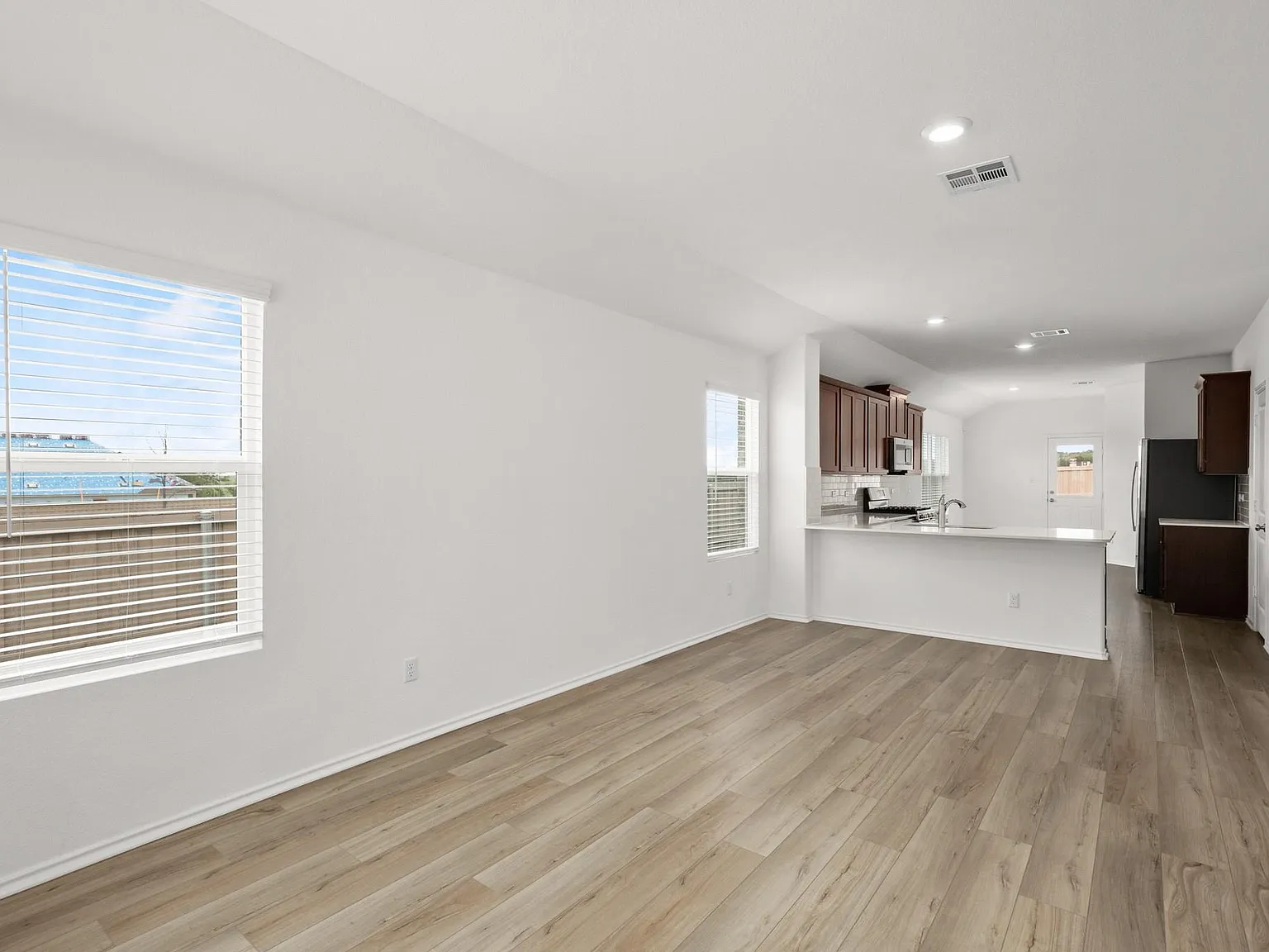 3 bed, 2.0 bath, 1391 sqft, $2,100 — Photo 4