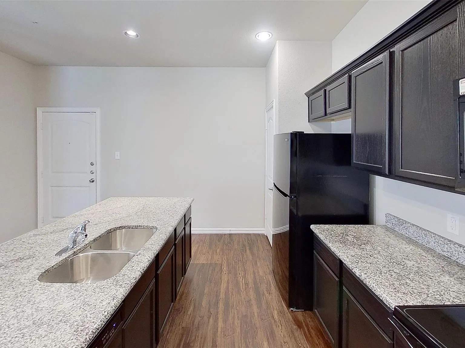 4 bed, 2.5 bath, 1925 sqft, $2,099 — Photo 3