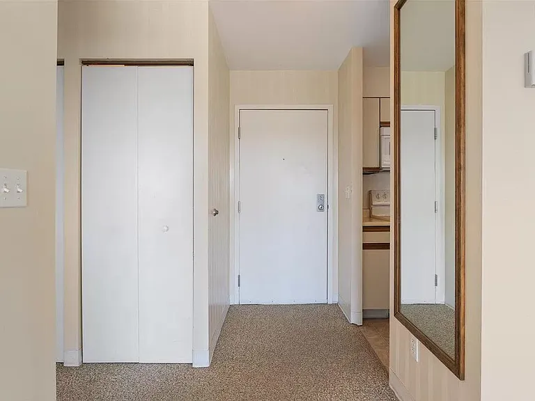 Entrance apt - lots of storage
