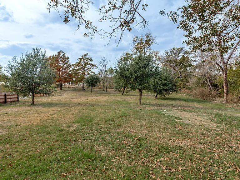 1612 Woodview Dr — Photo 19