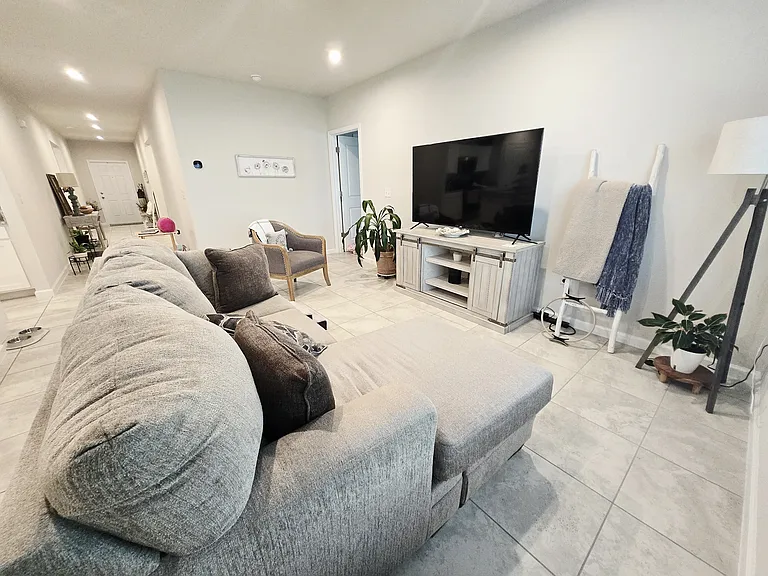 1121 Lexington Ln — Photo 17