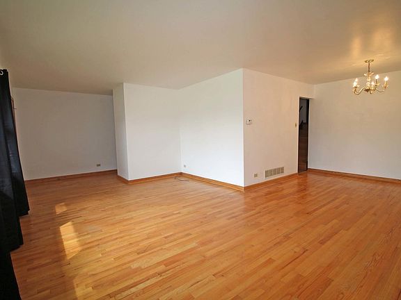 3rd image of 937 Balsam Ln