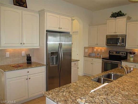 stainless appliances/under cab lighting/level 3 granite