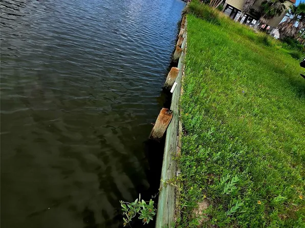 90 Bayou Vista Dr, Hitchcock, TX 77563
