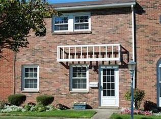 24534 Clareshire Dr #8E, North Olmsted, OH 44070