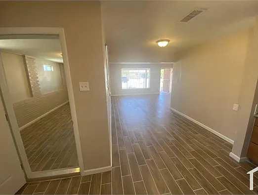 328 E Lester St — Photo 2