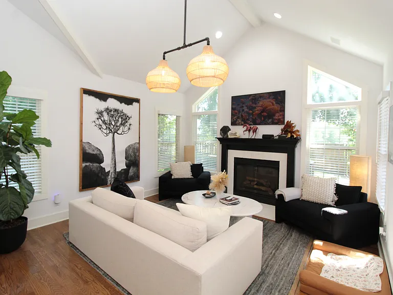 1401 NE Dysart Woods Ln — Photo 1