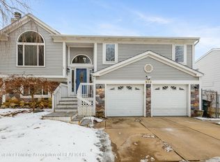 208 Olympia Dr, Lansing, MI 48911