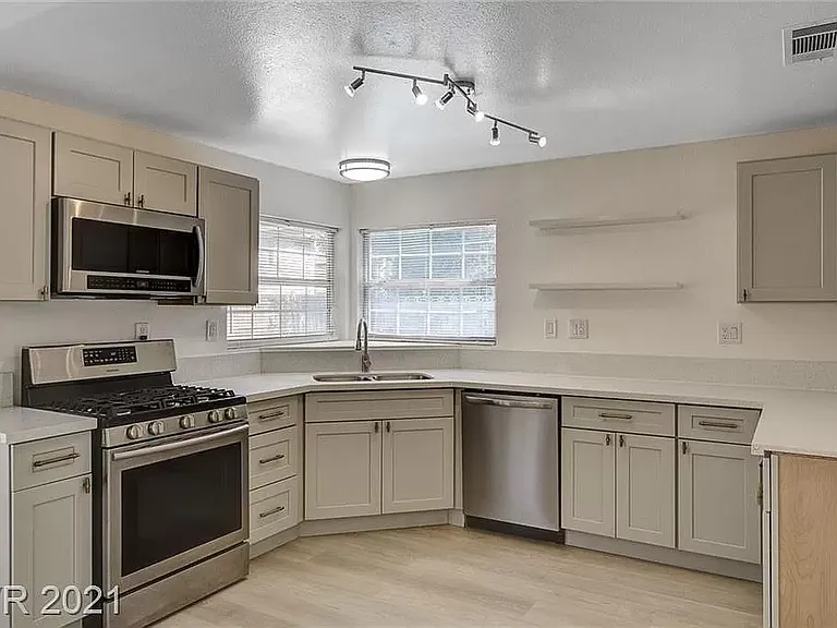 3554 El Camino Rd — Photo 3