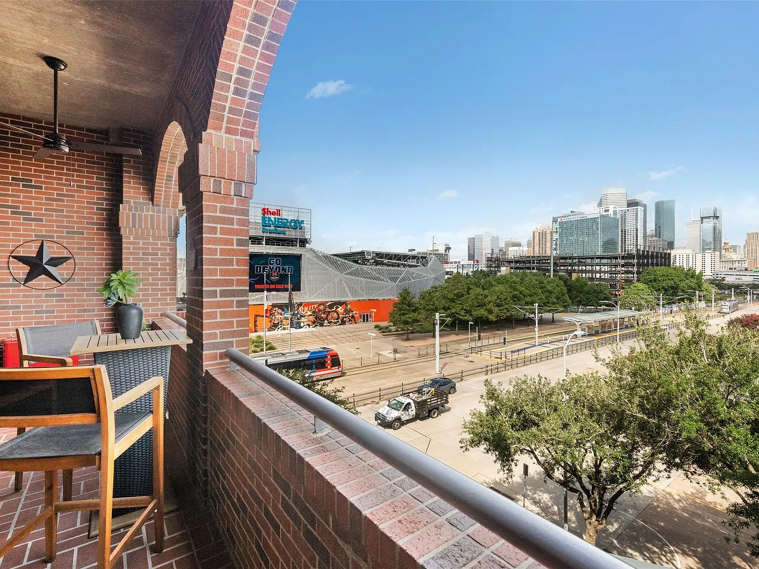 1 bed, 1.0 bath, 1180 sqft, $2,850 — Photo 2